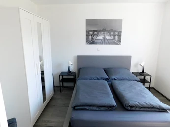 Schlafzimmer der Ferienwohnung Hoops Schlafzimmer der Ferienwohnung HoopsBedroom of the Hoops vacation apartmentSoveværelse i ferielejligheden HoopsSlaapkamer van de vakantiewoning Hoops