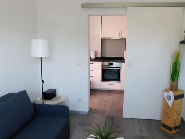 Das Wohnzimmer mit Blick in die Küche Wohnzimmer der Ferienwohnung Hoops