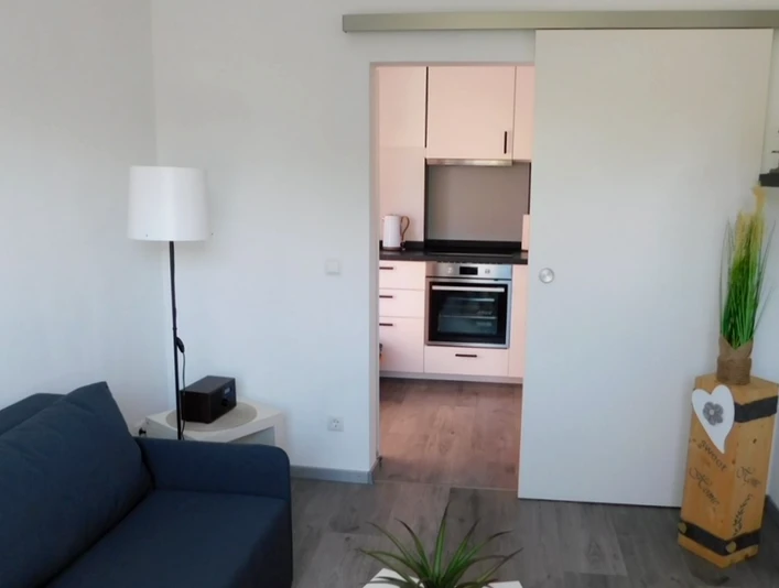 Das Wohnzimmer mit Blick in die Küche Wohnzimmer der Ferienwohnung Hoops