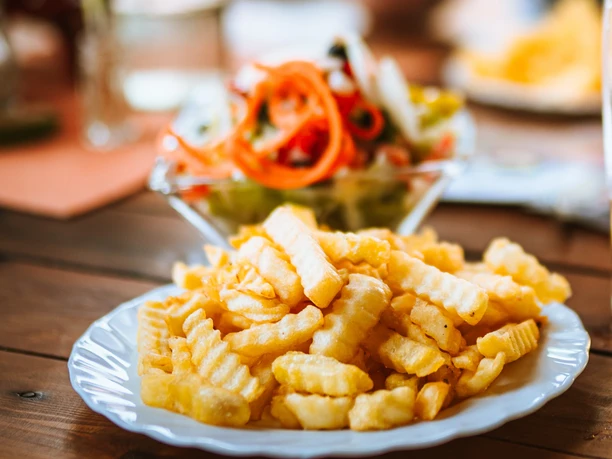 FrecheFritte_Huede_Gastro_Pommes_Salat_Bier.jpg