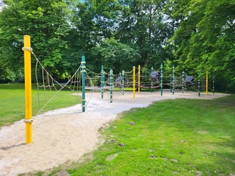 2_Mara Bartsch.jpg Laag touwenparcours in het buitenzwembad van het Bürgerpark