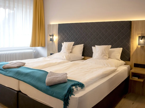 schlafzimmer-suite-hotel-ascona-bad-bevensen-ccbysa-heideregion-uelzen-cordula-marienberg.jpg
