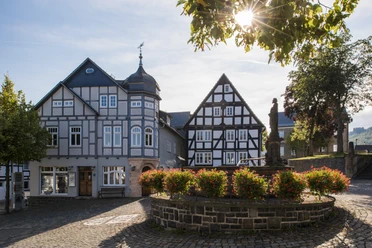 ferienweltwinterberg_2017_hallenberg-ortsmitte-brunnen-kump-fachwerk-altstadt_herbst-20