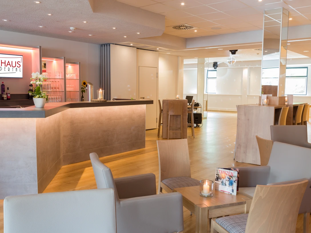 Tanzstudio im Tanzhaus Neandertal in Mettmann Ein freundliches Tanzstudio mit heller Einrichtung, moderner Theke und gemütlichen Sitzgelegenheiten.