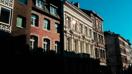 2015-07 Häuser Jakobstraße (2) Bearbeitet (c) ats.jpg Außenansicht einer Häuserreihe mit historischen Fassaden. In den Fenstern spiegelt sich die untergehende Sonnne.