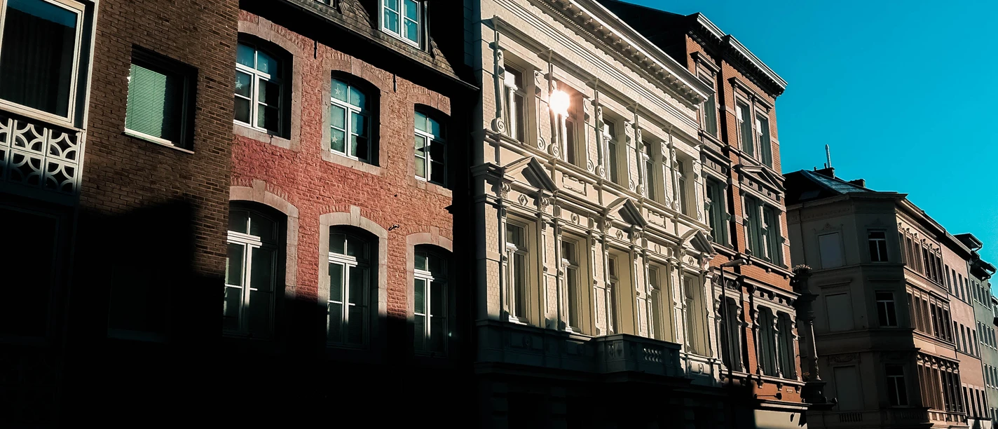 2015-07 Häuser Jakobstraße (2) Bearbeitet (c) ats.jpg Außenansicht einer Häuserreihe mit historischen Fassaden. In den Fenstern spiegelt sich die untergehende Sonnne.