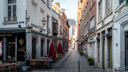 Körbergasse Schmale Kopfsteinpflasterstraße mit Cafés und bunten Markisen.