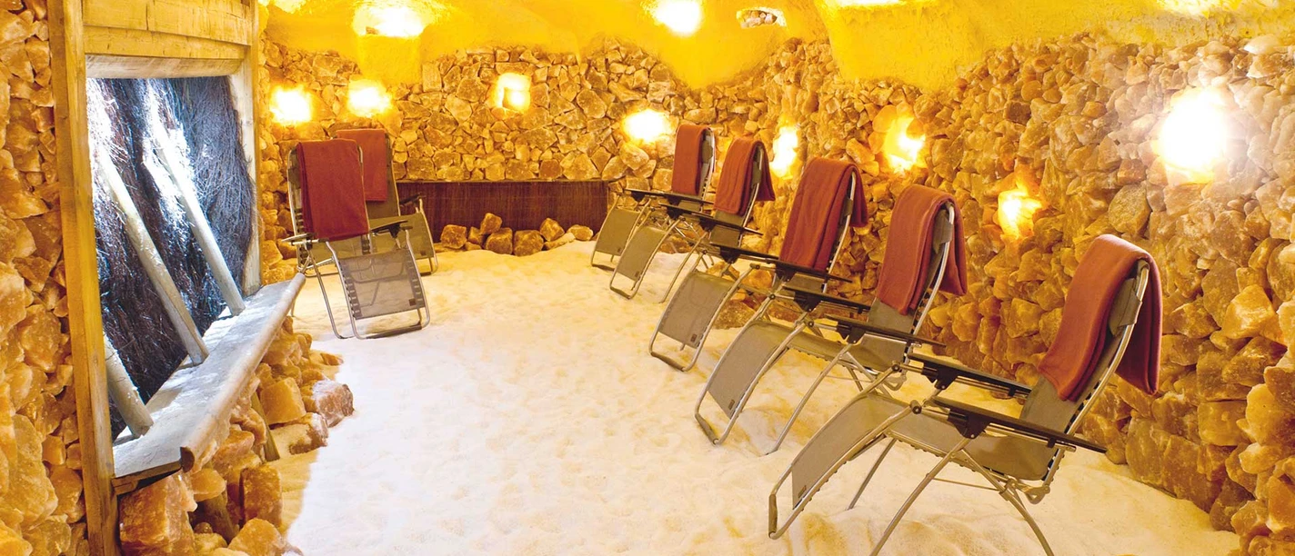 Das Bild zeigt den Ruhebereich in der Salzgrotte. Zu sehen sind Liegestühle.