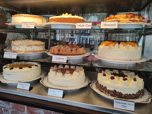 Coffee Corner Kuchen- und Tortenauswahl 2.jpg