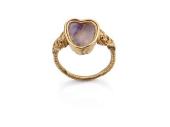Finger ring, Hellenistic, 3rd-2nd century BC. Hellenistischer Fingerring aus Gold mit herzförmigem Amethyst, filigran gearbeitet.Hellenistic gold finger ring with a heart-shaped amethyst, delicately crafted.