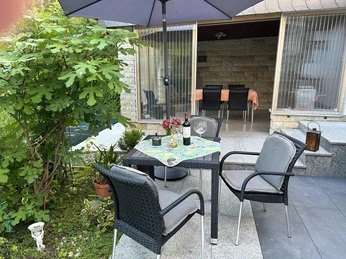 Terrasse mit Zugang zum Esszimmer