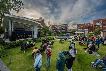 Kurplatz auf Juist - Open Air Veranstaltungen auf Juist.jpg Kurplatz auf Juist - Open Air Veranstaltungen auf Juist