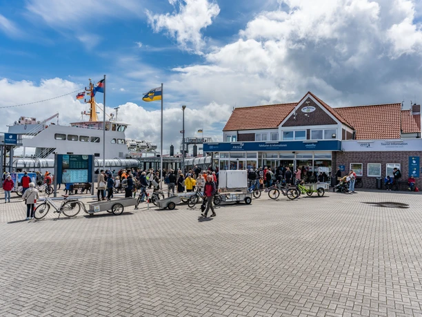 Juister Hafen - Hafen Juist.jpg Juist harbor - Juist harbor