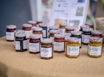 Fruchtaufstrich von Fruchtnatur, Langenfeld Viele Gläser mit Fruchtaufstrichen von Fruchtnatur, Langenfeld, stehen auf einem Tischdisplay.
