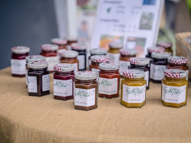 Fruchtaufstrich von Fruchtnatur, Langenfeld Viele Gläser mit Fruchtaufstrichen von Fruchtnatur, Langenfeld, stehen auf einem Tischdisplay.