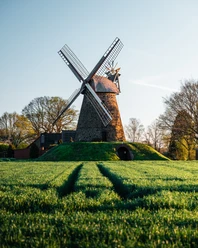 Greftmühle Nordhemmern Historische Windmühle mit vier Flügeln, umgeben von grünen Feldern und Bäumen in Nordhemmern.