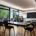 Raum Hürth Kleiner Konferenzraum mit U-Form Bestulung, Tageslicht und TVSmall conference room with u-shaped seating, daylight and TV