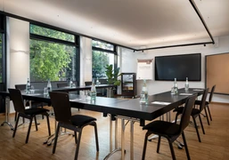 Raum Hürth Kleiner Konferenzraum mit U-Form Bestulung, Tageslicht und TVSmall conference room with u-shaped seating, daylight and TV