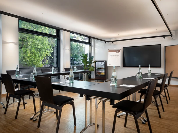 Raum Hürth Kleiner Konferenzraum mit U-Form Bestulung, Tageslicht und TV