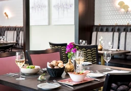 Et hätt noch immer jot jegange Eingedeckter Frühstückstisch mit SektgläsernBreakfast table set with sparkling wine glasses