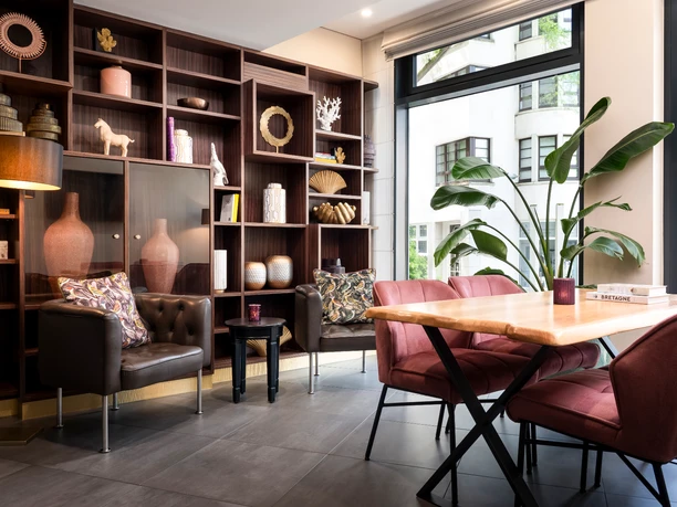 Lounge Lounge Bereich mit Sitzmöglichkeiten und dekoriertem Regal