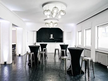 FoyerKuechenstudio.jpg Foyer und Kuechenstudio mit Stehtischen foyer and kitchen studio with high tables