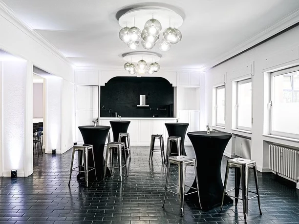 FoyerKuechenstudio.jpg Foyer und Kuechenstudio mit Stehtischen