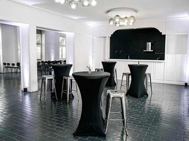 FoyerKuechenstudioZwei.jpg foyer and kitchen studio with high tables