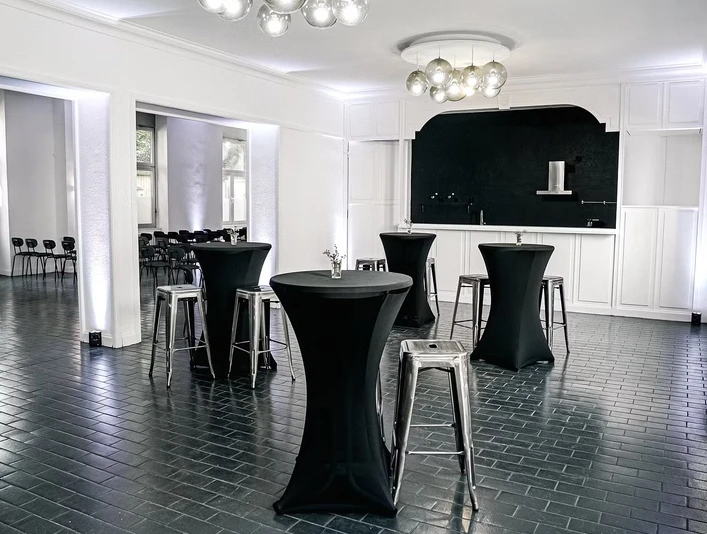 FoyerKuechenstudioZwei.jpg Foyer und Kuechenstudio mit Stehtischenfoyer and kitchen studio with high tables