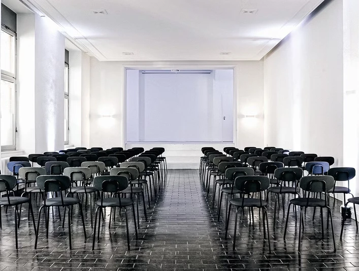 GroßerSaal.jpg Großer Veranstaltungssaal mit Tageslicht und ReihenbestuhlungGroßer Veranstaltungssaal mit Tageslicht und Reihenbestuhlung