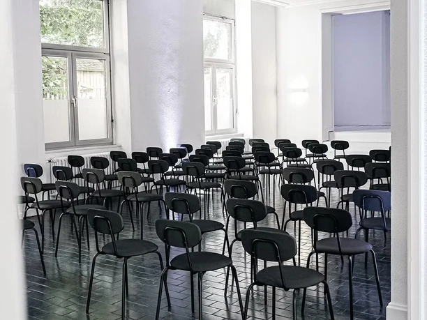 GroßerSaalDrei.jpg Large event hall with daylight and theater seating