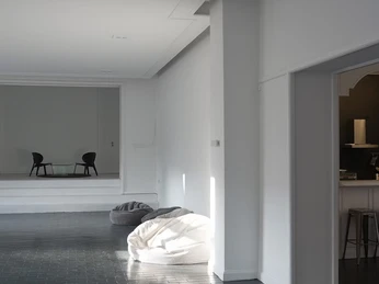 GroßerSaalLounge.jpg Leere Lounge mit schwarzem Fliesenboden und weißen WändenEmpty lounge with black tiled floor and white walls