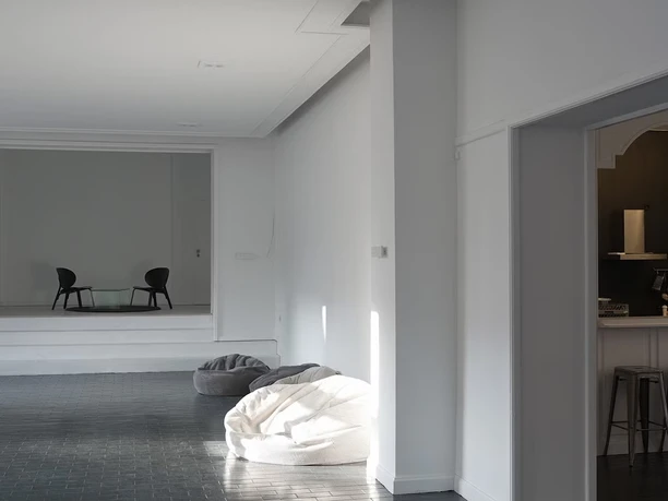 GroßerSaalLounge.jpg Empty lounge with black tiled floor and white walls
