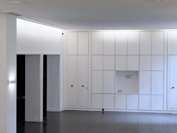 GroßerSaalZwei.jpg Leerer Eventraum mit schwarzem Fliesenboden und weißen WändenEmpty event lounge with black tiled floor and white walls