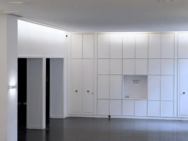 GroßerSaalZwei.jpg Empty event lounge with black tiled floor and white walls