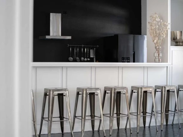 Kuechenstudio.jpg Küchenstudio mit Barhockern