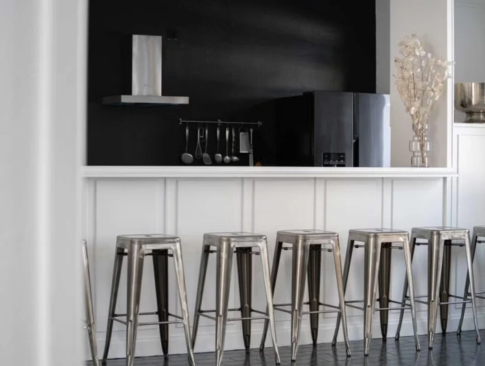 Kuechenstudio.jpg Küchenstudio mit BarhockernKitchen studio with high chairs
