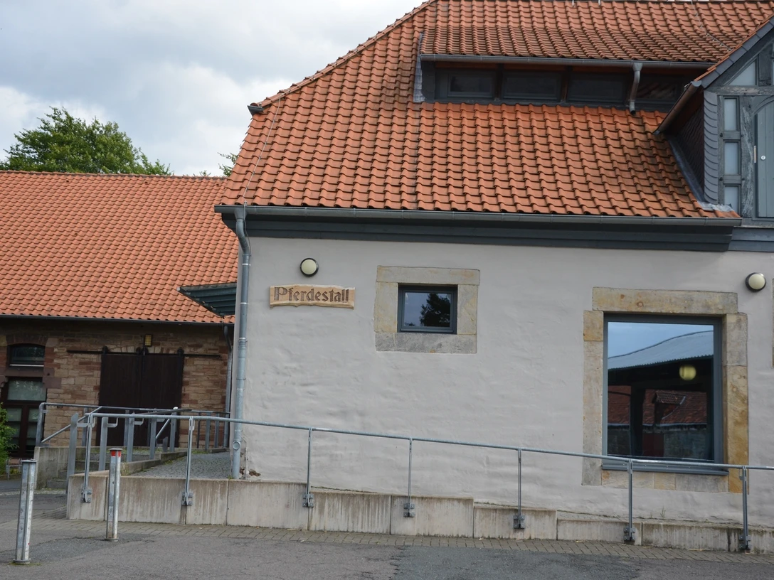 Pferdestall als Veranstaltungszentrum auf dem Gelände der Wasserburg Gebhardshagen in Salzgitter