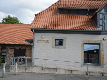 Pferdestall als Veranstaltungszentrum auf dem Gelände der Wasserburg Gebhardshagen in Salzgitter