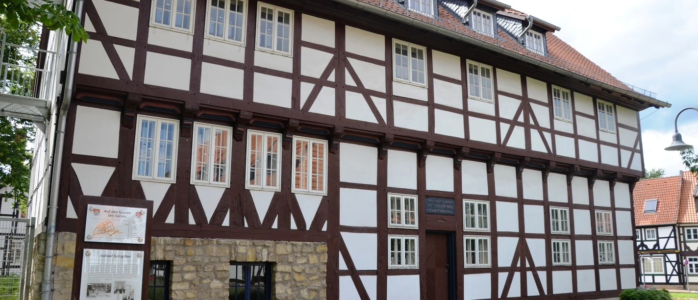Infostele zum Solbad Salzgitter vor dem Kniestedter Gutshaus im Rosengarten Salzgitter-Bad