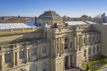 Städel Dach - Außenansicht Städel Museum Frankfurt mit Besuchern auf der Dachterrasse