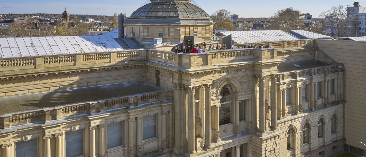 Städel Dach - Außenansicht Städel Museum Frankfurt mit Besuchern auf der Dachterrasse