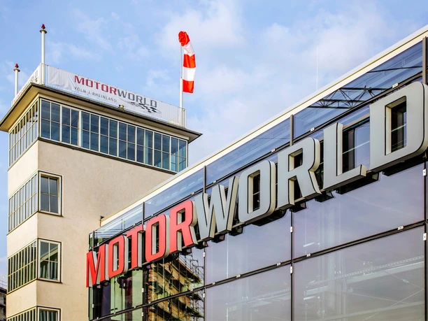 Außenansicht Flugzeugtower Außenansicht Flugzeugtower Motorworld Köln