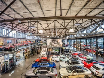 Ausstellungshalle Ausstellungshalle mit Autos Motorworld KölnExhibition hall with cars Motorworld Cologne