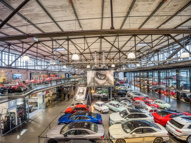 Ausstellungshalle Ausstellungshalle mit Autos Motorworld Köln