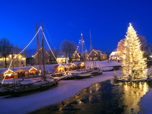 Schwimmender Weihnachtsbaum