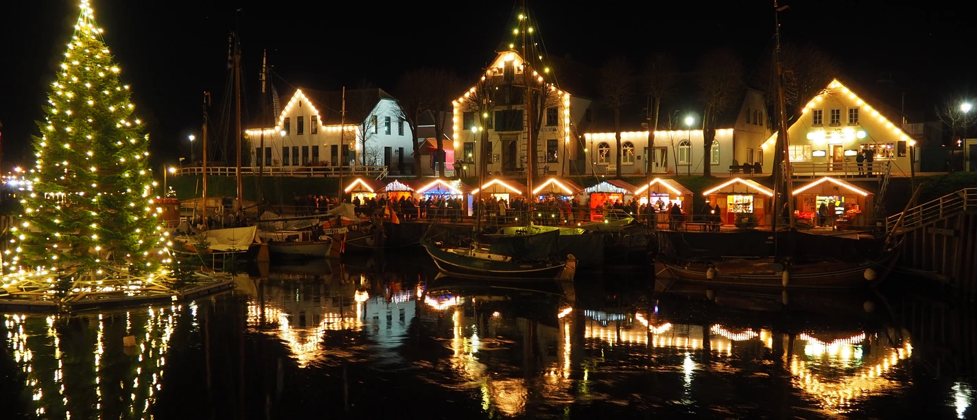 Weihnachtsbaum am Museumshafen