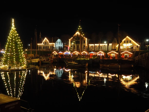 Weihnachtsbaum am Museumshafen