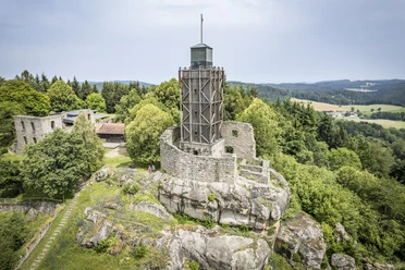 Die Bugruine Brennberg Die weitläufige Burgruine Brennberg mit Aussichtsturm aus Holz