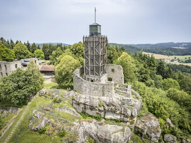 Die Bugruine Brennberg Die weitläufige Burgruine Brennberg mit Aussichtsturm aus Holz